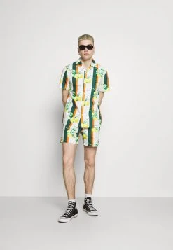 Karl Kani Verkaufsladen -Outlet KARL KANI Store c8eaf274263b4793b138581e4ed0a332