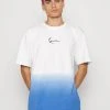 Karl Kani SMALL SIGNATURE GRADIENT TEE UNISEX - T-Shirt Print - Blue 2 Karl Kani SMALL SIGNATURE GRADIENT TEE UNISEX - T-Shirt Print - Blue -Outlet KARL KANI Store c9cf181eedfd4d30b1243d6fa336a6c1