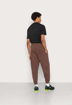 Karl Kani SMALL SIGNATURE - Jogginghose - Brown, Herren 9 Karl Kani SMALL SIGNATURE - Jogginghose - Brown, Herren -Outlet KARL KANI Store ca7d722398e64a18835dc25ddc03322b