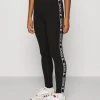 Karl Kani SIGNATURE TAPE - Leggings - Hosen - Black, Damen 1 Karl Kani SIGNATURE TAPE - Leggings - Hosen - Black, Damen -Outlet KARL KANI Store cad9f4f441af4610bd44523776b0cc32