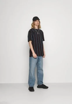 Karl Kani SMALL SIGNATURE PINSTRIPE TEE - T-Shirt Print - Black, Herren -Outlet KARL KANI Store ce2f5e7bd8b14b1e9117a10bdefa4d19