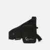 Karl Kani SIGNATURE CROSSBODY BAG UNISEX - Umhängetasche - Black -Outlet KARL KANI Store d0350a95b51849d28c8b1c368bff1689