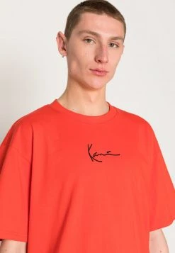 Karl Kani UNISEX SMALL SIGNATURE ESSENTIAL TEE - T-Shirt Basic - Red 6 Karl Kani UNISEX SMALL SIGNATURE ESSENTIAL TEE - T-Shirt Basic - Red -Outlet KARL KANI Store d03733c17740400d8bef4cd6a80ad77c