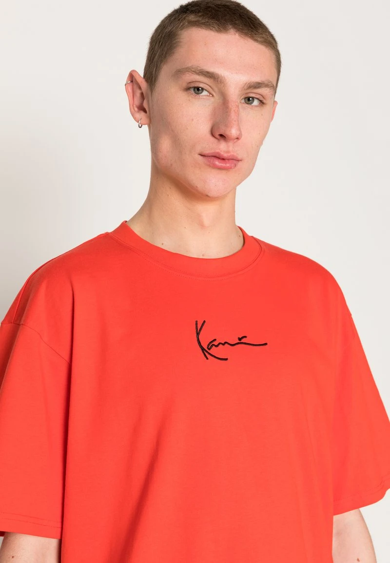 UNISEX SMALL SIGNATURE ESSENTIAL TEE - T-Shirt basic - red Karl Kani UNISEX SMALL SIGNATURE ESSENTIAL TEE - T-Shirt Basic - Red -Outlet KARL KANI Store d03733c17740400d8bef4cd6a80ad77c