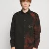 Karl Kani SMALL SIGNATURE BLEACHED SHIRT - Hemd - Black, Herren 2 Karl Kani SMALL SIGNATURE BLEACHED SHIRT - Hemd - Black, Herren -Outlet KARL KANI Store d1075f81e2d14fe3bbad3bd3ecfa6f2b