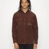 Karl Kani CHEST SIGNATURE SHIRT UNISEX - Übergangsjacke - Brown -Outlet KARL KANI Store d32d947e92824a25b33d1ab77342945d