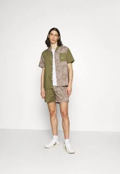 Karl Kani SMALL SIGNATURE - Shorts - Sand, Herren 8 Karl Kani SMALL SIGNATURE - Shorts - Sand, Herren -Outlet KARL KANI Store d49f9342ecce4a38ab40707590762250