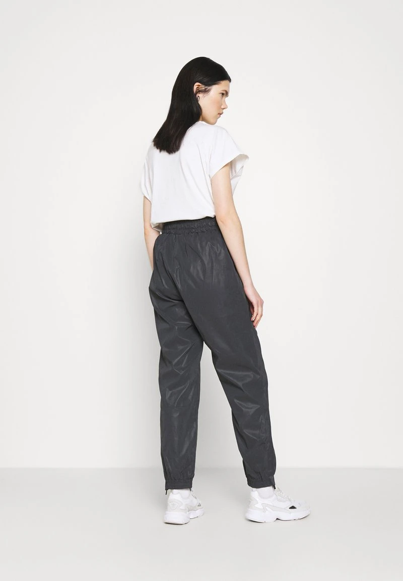 Karl Kani RETRO REFLECTIVE TRACKPANTS - Jogginghose - Black, Damen 5 Karl Kani RETRO REFLECTIVE TRACKPANTS - Jogginghose - Black, Damen – Bild 3