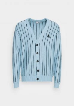 Karl Kani PINSTRIPE CARDIGAN UNISEX - Strickpullover - Light Blue 10 Karl Kani PINSTRIPE CARDIGAN UNISEX - Strickpullover - Light Blue -Outlet KARL KANI Store d5e9be65a8ce468b92f1a593661ddeda
