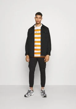 Karl Kani SMALL SIGNATURE STRIPE TEE UNISEX - T-Shirt Print - Orange -Outlet KARL KANI Store d692648ffbc547b1a3f572dd5867eee6
