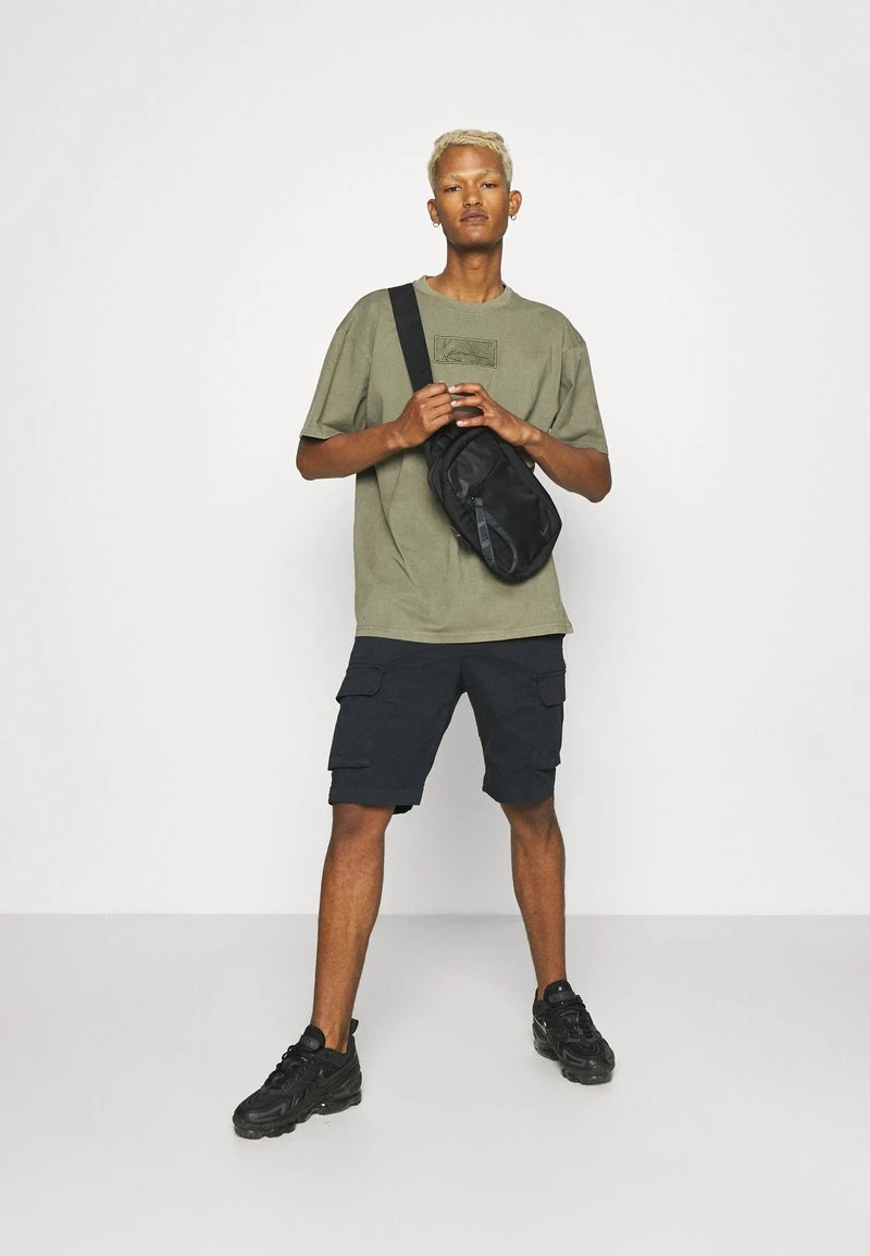 SMALL SIGNATURE BOX WASHED TEE UNISEX - T-Shirt basic - green Karl Kani SMALL SIGNATURE BOX WASHED TEE UNISEX - T-Shirt Basic - Green -Outlet KARL KANI Store d8149aa36e614ce8b77000960937f0a7