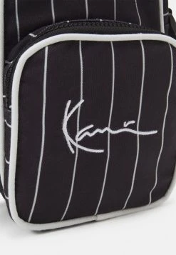 Karl Kani SIGNATURE PINSTRIPE MESSENGER BAG UNISEX - Umhängetasche - Black 9 Karl Kani SIGNATURE PINSTRIPE MESSENGER BAG UNISEX - Umhängetasche - Black -Outlet KARL KANI Store d92219a1bb4e4558bc8e7fb2442bbf05