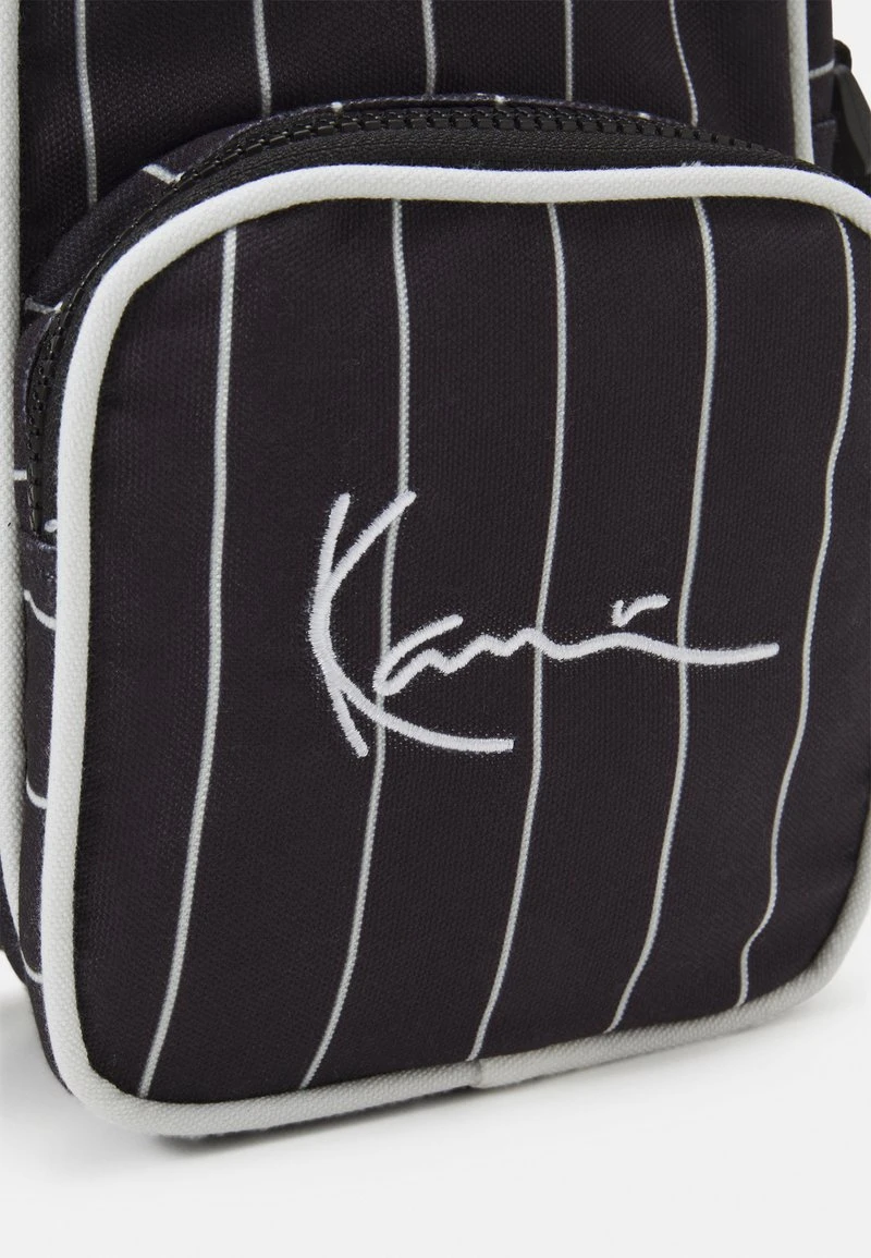Karl Kani SIGNATURE PINSTRIPE MESSENGER BAG UNISEX - Umhängetasche - Black 6 Karl Kani SIGNATURE PINSTRIPE MESSENGER BAG UNISEX - Umhängetasche - Black – Bild 4