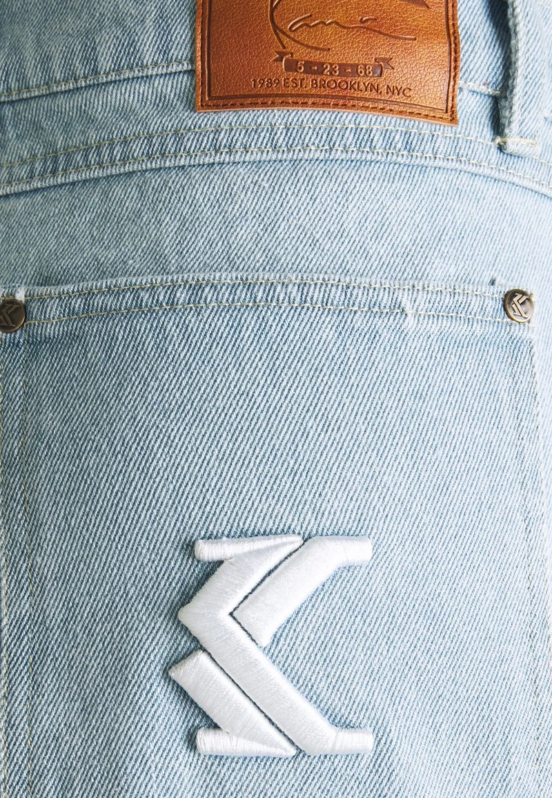 RETRO CARGO - Jeans Shorts - light blue Karl Kani RETRO CARGO - Jeans Shorts - Light Blue, Herren -Outlet KARL KANI Store da1dd22b86454e26973dac75f67c324a