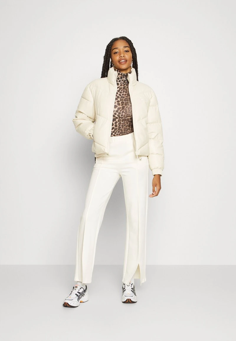 CHEST SIGNATURE PUFFER JACKET - Winterjacke - light sand Karl Kani CHEST SIGNATURE PUFFER JACKET - Winterjacke - Light Sand, Damen -Outlet KARL KANI Store db558f623781454ea366bf43427c9f4b