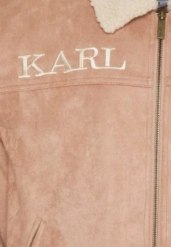 Karl Kani RETRO JACKET UNISEX - Kunstlederjacke - Dark Sand 4 Karl Kani RETRO JACKET UNISEX - Kunstlederjacke - Dark Sand -Outlet KARL KANI Store dd166c7e88744042890e051bd306ab7b