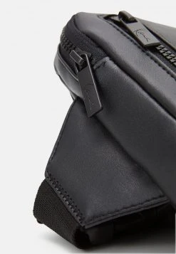 Karl Kani SIGNATURE CROSSBODY BAG UNISEX - Umhängetasche - Black 6 Karl Kani SIGNATURE CROSSBODY BAG UNISEX - Umhängetasche - Black -Outlet KARL KANI Store dd9bf82a81bd4ebda2685626521dceab