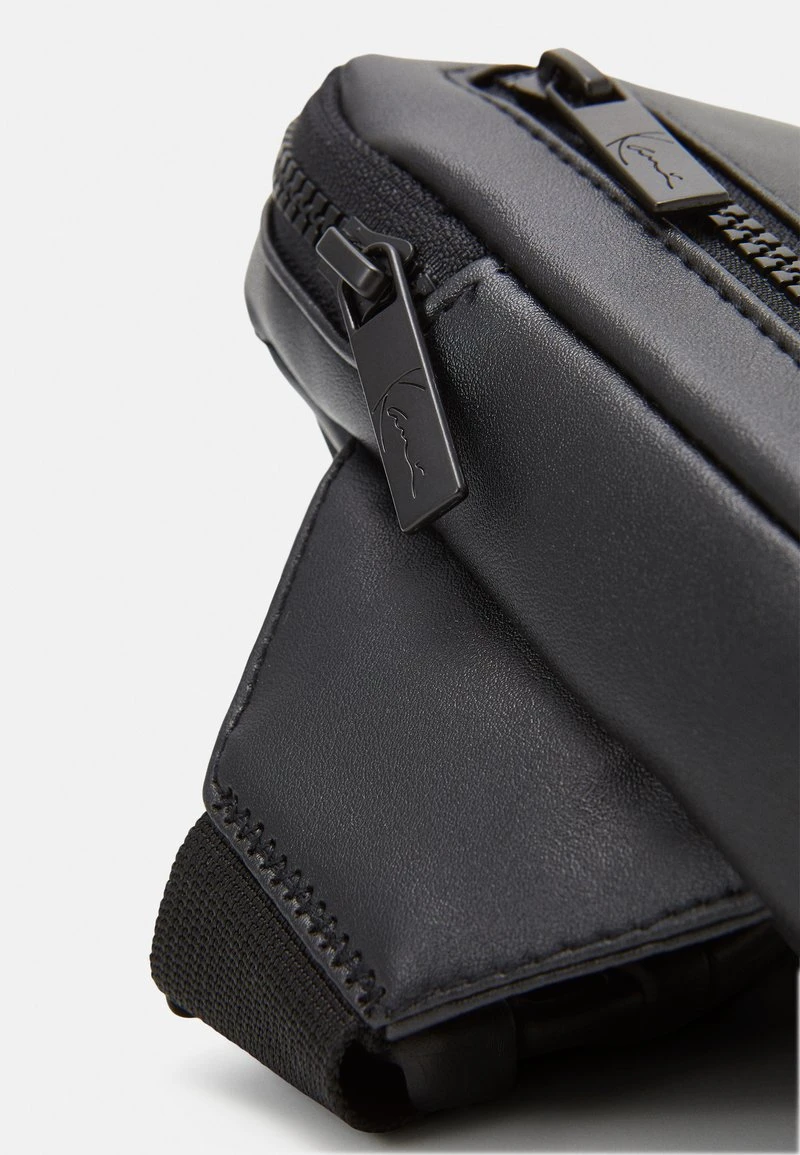 SIGNATURE CROSSBODY BAG UNISEX - Umhängetasche - black Karl Kani SIGNATURE CROSSBODY BAG UNISEX - Umhängetasche - Black -Outlet KARL KANI Store dd9bf82a81bd4ebda2685626521dceab