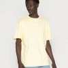 Karl Kani SMALL SIGNATURE ESSENTIAL TEE UNISEX - T-Shirt Basic - Light Yellow 2 Karl Kani SMALL SIGNATURE ESSENTIAL TEE UNISEX - T-Shirt Basic - Light Yellow -Outlet KARL KANI Store df9d476f2ec040d3a0be2d8e7ee52757