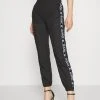 Karl Kani TRACKPANTS - Jogginghose - Black, Damen 2 Karl Kani TRACKPANTS - Jogginghose - Black, Damen -Outlet KARL KANI Store e22079b84e6e4def8e6fa549e616fc85