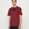 Karl Kani RETRO WASHED TEE UNISEX - T-Shirt Print - Dark Red 2 Karl Kani RETRO WASHED TEE UNISEX - T-Shirt Print - Dark Red -Outlet KARL KANI Store e25bad182b8248368f73d694ff75de1d