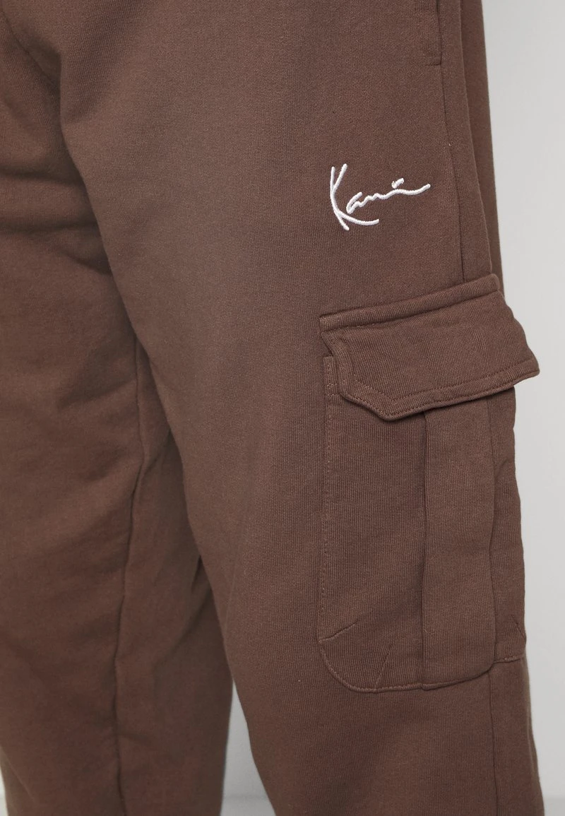 SMALL SIGNATURE UNISEX - Cargohose - brown Karl Kani SMALL SIGNATURE UNISEX - Cargohose - Brown -Outlet KARL KANI Store e2d9de83eded4ad19b09a27fc10ff0c5