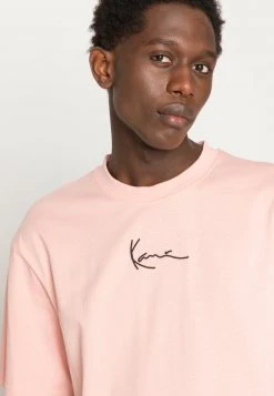 Karl Kani SIGNATURE TEE UNISEX - T-Shirt Basic - Light Rose 6 Karl Kani SIGNATURE TEE UNISEX - T-Shirt Basic - Light Rose -Outlet KARL KANI Store e30b672688e4434c93d1e9a26a2d5a6d
