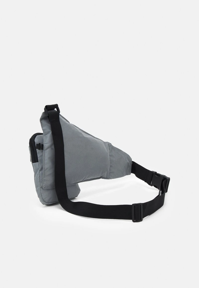 SIGNATURE REFLECTIVE CROSSBODY BAG - Umhängetasche - silver Karl Kani SIGNATURE REFLECTIVE CROSSBODY BAG - Umhängetasche - Silver, Unisex -Outlet KARL KANI Store e311f20b37dd4fe7b3ae2a4c41fcfc37