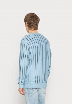 Karl Kani PINSTRIPE CARDIGAN UNISEX - Strickpullover - Light Blue 9 Karl Kani PINSTRIPE CARDIGAN UNISEX - Strickpullover - Light Blue -Outlet KARL KANI Store e4e5019048f54c629ce288f78091b0b9