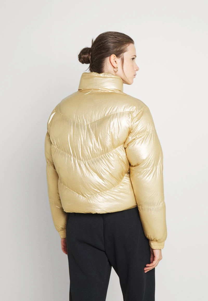 CHEST SIGNATURE PUFFER JACKET - Winterjacke - gold Karl Kani CHEST SIGNATURE PUFFER JACKET - Winterjacke - Gold, Damen -Outlet KARL KANI Store e593a0bef2044d19a446fc674f3ce240