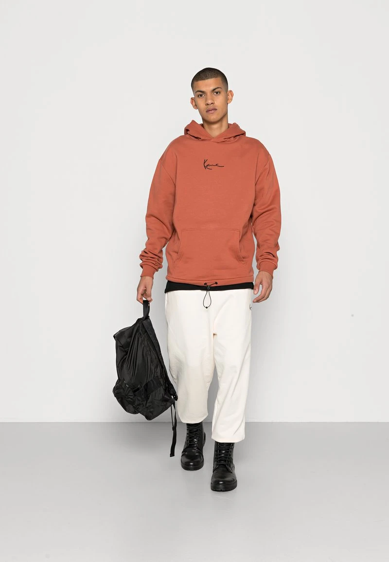 Karl Kani SMALL SIGNATURE HOODIE RUST UNISEX - Kapuzenpullover - Rust 4 Karl Kani SMALL SIGNATURE HOODIE RUST UNISEX - Kapuzenpullover - Rust – Bild 2