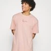 Karl Kani SMALL SIGNATURE TEE UNISEX - T-Shirt Print - Rose 2 Karl Kani SMALL SIGNATURE TEE UNISEX - T-Shirt Print - Rose -Outlet KARL KANI Store e6eda1d3ae0948f88ca797b49290f6e4