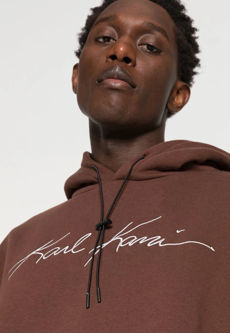 AUTOGRAPH HOODIE UNISEX - Kapuzenpullover - brown Karl Kani AUTOGRAPH HOODIE UNISEX - Kapuzenpullover - Brown -Outlet KARL KANI Store e71c768ef68f4cf0925e94ec60a7570c