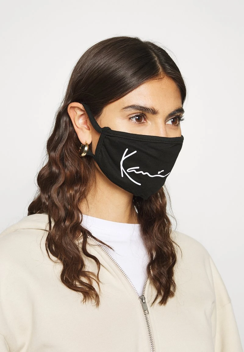 SIGNATURE FACE MASK - Stoffmaske - black Karl Kani SIGNATURE FACE MASK - Stoffmaske - Black, Unisex -Outlet KARL KANI Store e7f969987dff4a16a49956ccfb0d8240