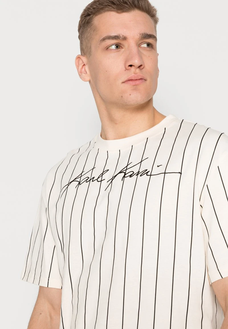 AUTOGRAPH PINSTRIPE TEE UNISEX - T-Shirt basic - cream Karl Kani AUTOGRAPH PINSTRIPE TEE UNISEX - T-Shirt Basic - Cream -Outlet KARL KANI Store e8ad26d5999d42a9808921bf0ae92649
