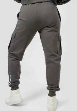 Karl Kani SIGNATURE CARGO - Jogginghose - Dark Grey, Damen 7 Karl Kani SIGNATURE CARGO - Jogginghose - Dark Grey, Damen -Outlet KARL KANI Store e8dc2ce5f8eb4f04bc183a25e61bdf68