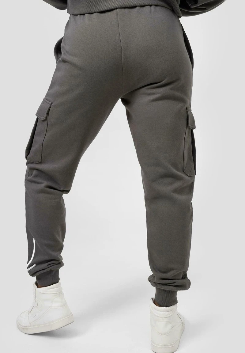Karl Kani SIGNATURE CARGO - Jogginghose - Dark Grey, Damen 5 Karl Kani SIGNATURE CARGO - Jogginghose - Dark Grey, Damen – Bild 3