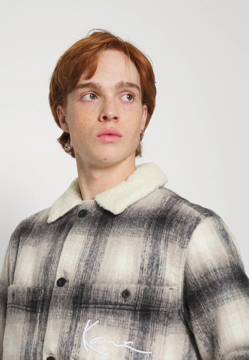 CHEST SIGNATURE JACKET UNISEX - Übergangsjacke - beige Karl Kani CHEST SIGNATURE JACKET UNISEX - Übergangsjacke - Beige -Outlet KARL KANI Store e936f8113de442c6bd4fac9d7c2c190e