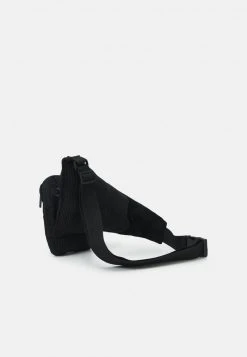 Karl Kani SIGNATURE CROSSBODY BAG UNISEX - Gürteltasche - Black 7 Karl Kani SIGNATURE CROSSBODY BAG UNISEX - Gürteltasche - Black -Outlet KARL KANI Store e9df03ff60354babb2a61ba45236d6d7