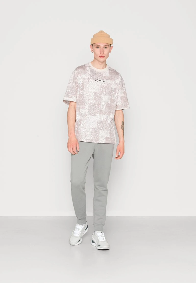 SMALL SIGNATURE TEE LIGHT UNISEX - T-Shirt print - sand Karl Kani SMALL SIGNATURE TEE LIGHT UNISEX - T-Shirt Print - Sand -Outlet KARL KANI Store ea69d865002f4021b36eb89d8b3beffa