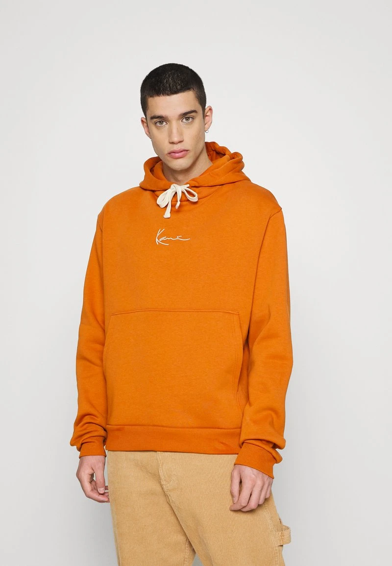 Karl Kani SMALL SIGNATURE HOODIE UNISEX - Sweatshirt - Cognac 3 Karl Kani SMALL SIGNATURE HOODIE UNISEX - Sweatshirt - Cognac