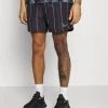 Karl Kani SMALL SIGNATURE PINSTRIPE - Shorts - Black, Herren 1 Karl Kani SMALL SIGNATURE PINSTRIPE - Shorts - Black, Herren -Outlet KARL KANI Store ecccc81173b74acf8f946ec6e02e00d2