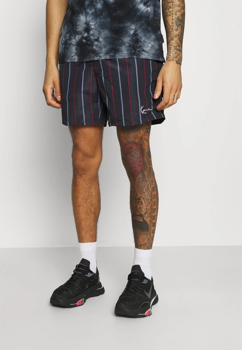 Karl Kani SMALL SIGNATURE PINSTRIPE - Shorts - Black, Herren 3 Karl Kani SMALL SIGNATURE PINSTRIPE - Shorts - Black, Herren