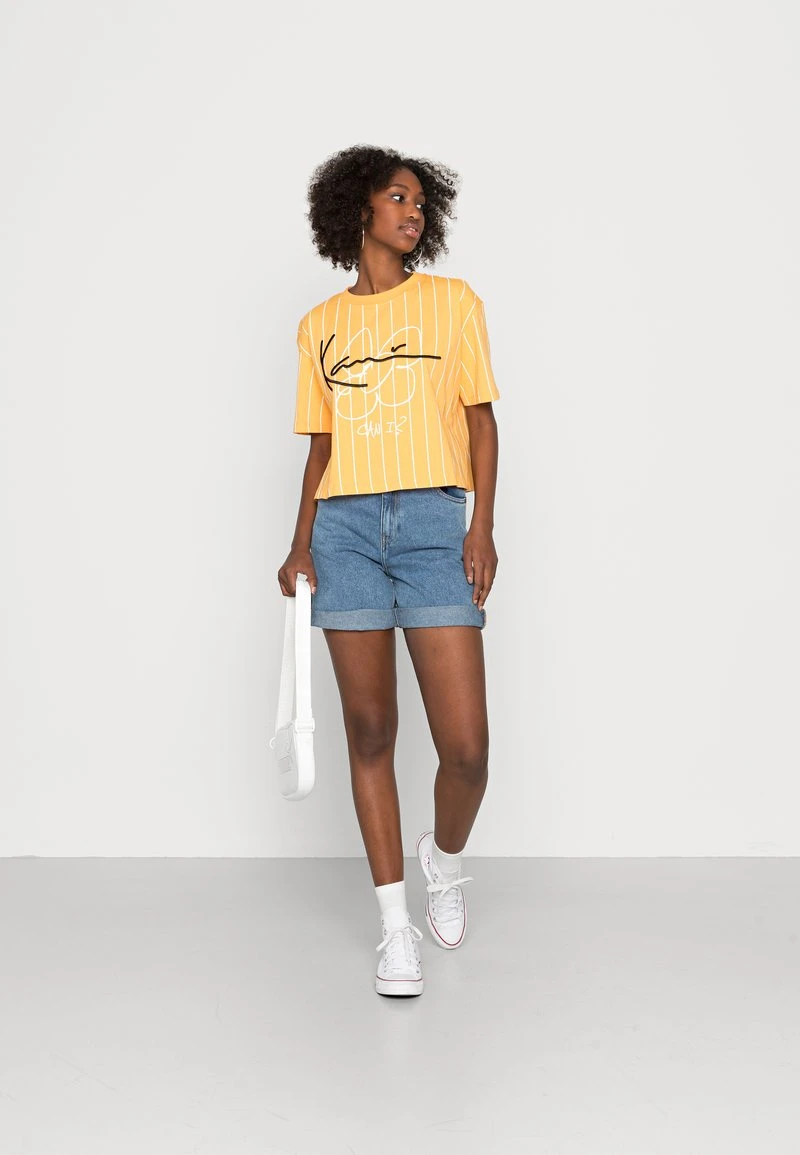 SIGNATURE CROP TEE - T-Shirt print - light orange Karl Kani SIGNATURE CROP TEE - T-Shirt Print - Light Orange, Damen -Outlet KARL KANI Store eec01e52e2d94421b68d42d858ae95a2