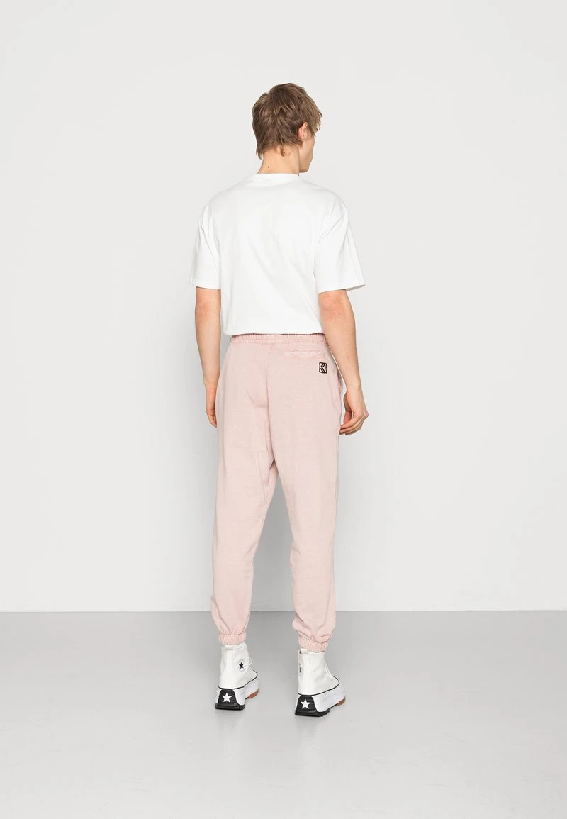 Karl Kani SMALL SIGNATURE PANTS UNISEX - Jogginghose - Rose 5 Karl Kani SMALL SIGNATURE PANTS UNISEX - Jogginghose - Rose – Bild 3