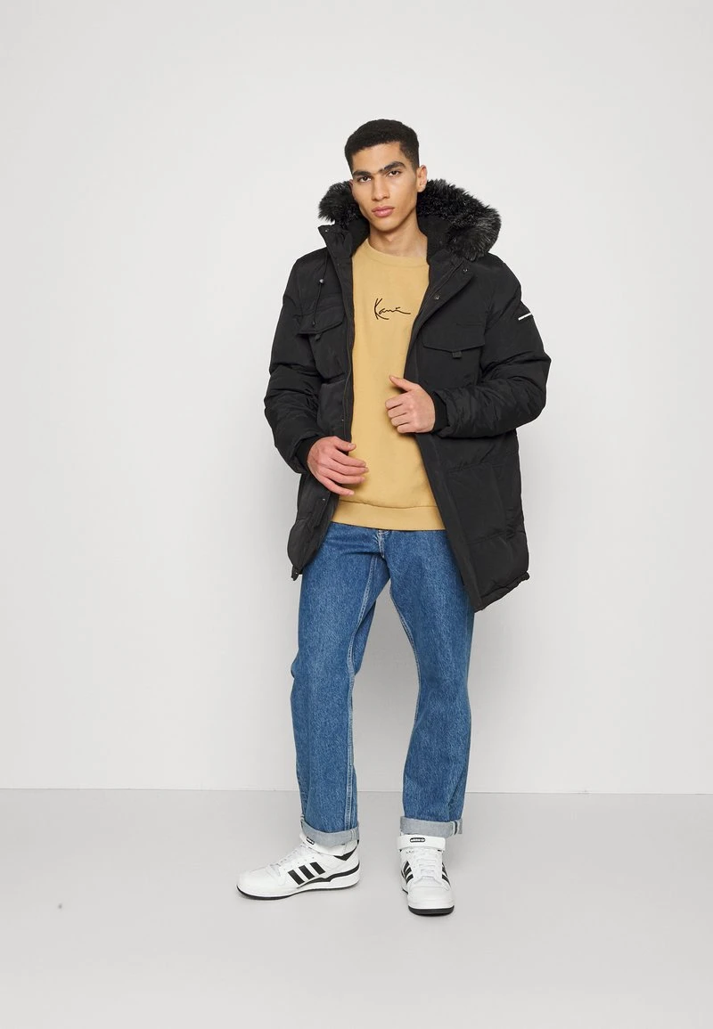 Karl Kani SMALL SIGNATURE CREW UNISEX - Sweatshirt - Sand 4 Karl Kani SMALL SIGNATURE CREW UNISEX - Sweatshirt - Sand – Bild 2