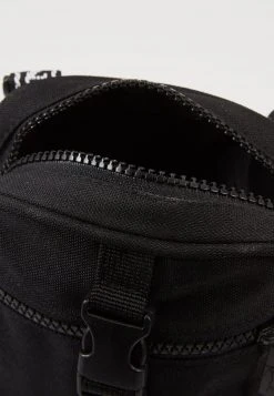 Karl Kani SIGNATURE TAPE MESSENGER BAG - Umhängetasche - Black/white, Unisex 11 Karl Kani SIGNATURE TAPE MESSENGER BAG - Umhängetasche - Black/white, Unisex -Outlet KARL KANI Store f33f0d93dea345e895041396c678be4b