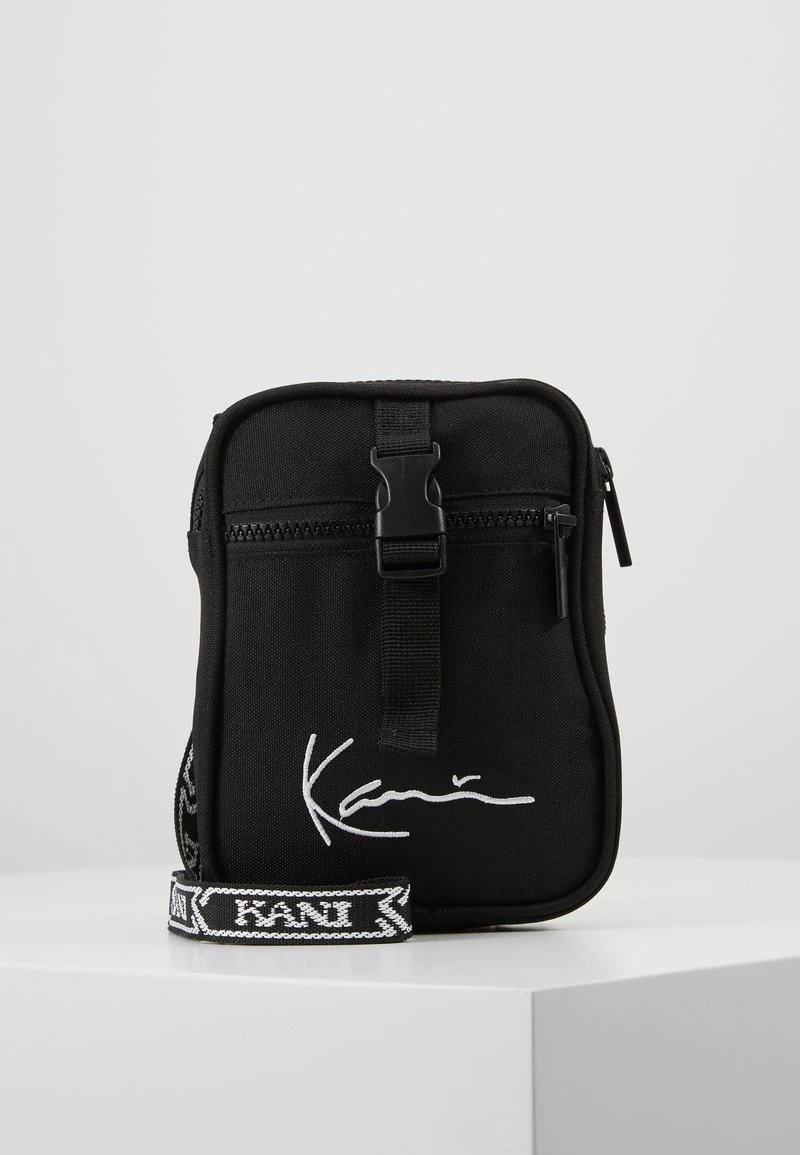 Karl Kani SIGNATURE TAPE MESSENGER BAG - Umhängetasche - Black/white, Unisex 3 Karl Kani SIGNATURE TAPE MESSENGER BAG - Umhängetasche - Black/white, Unisex