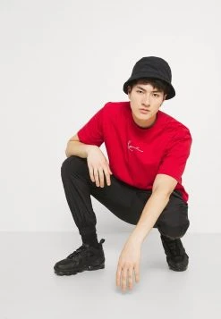 Karl Kani SMALL SIGNATURE TEE UNISEX - T-Shirt Basic - Red 5 Karl Kani SMALL SIGNATURE TEE UNISEX - T-Shirt Basic - Red -Outlet KARL KANI Store f4726ae0d4744fb58fa8b36c1aa95126
