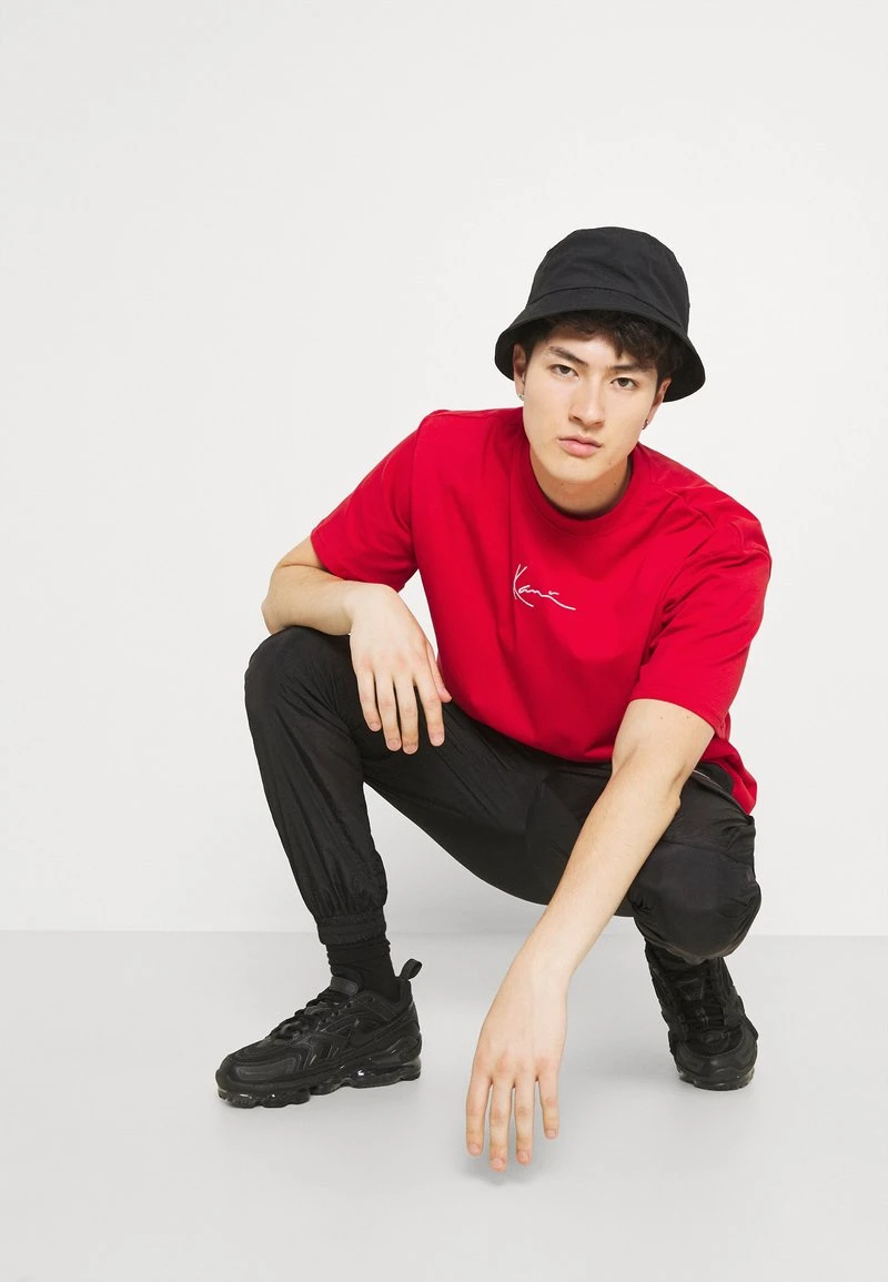 SMALL SIGNATURE TEE UNISEX - T-Shirt basic - red Karl Kani SMALL SIGNATURE TEE UNISEX - T-Shirt Basic - Red -Outlet KARL KANI Store f4726ae0d4744fb58fa8b36c1aa95126